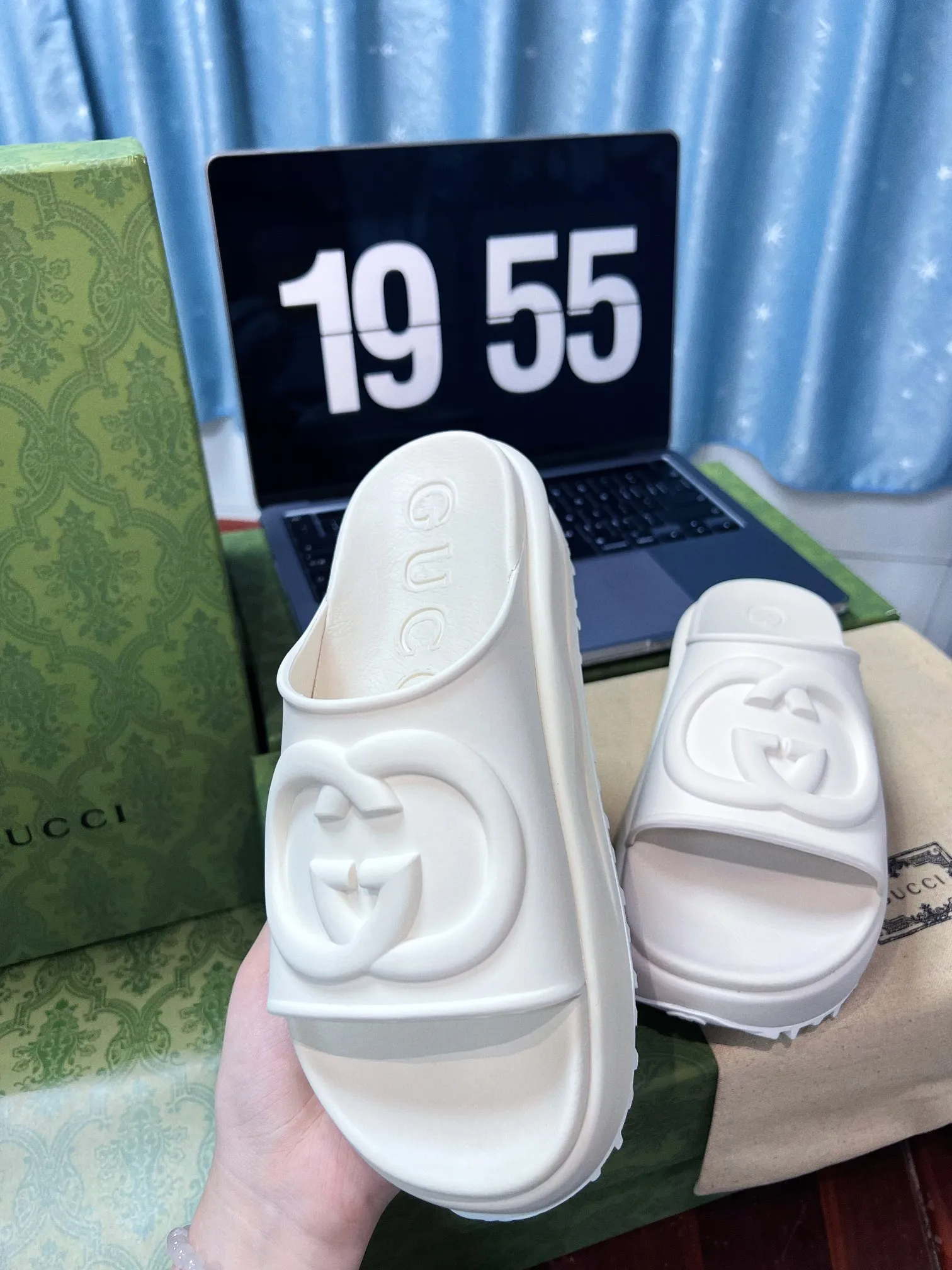 👟👟Ex-factory price 360👟👟 Women's Shoes Women's Clothing Women's Shoes Factory 💜Gucci｜Miami 2022 Summer Macaron Color Thick-soled Slippers💜 Comfortable and versatile, macaron color, thick-soled elongated 🧚‍♀️Little fairies' leg lines become longer in seconds! It looks like a pair of beach shoes on your feet. Imagine walking on the beach wearing these shoes and not getting stuck in the sand at all. The sunset, the beach at dusk 🏖️. And you in the silhouette on the beach, stroking your long hair and fluttering long skirt... 🖤The upper material of the outsole is T👟👟factory price U, so it is very comfortable and effectively relieves the pressure on the feet. ♥️ The shoe height is 4-5CM, which is very suitable for petite girls who are not used to wearing high heels. They are very stable when walking. Number of yards 35-43.